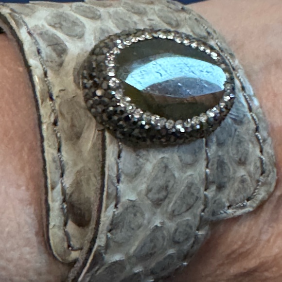 Leathercraft Snake Skin Fleur de Lis Adjustable Bracelet Rhinestone & Emerald - Picture 2 of 6